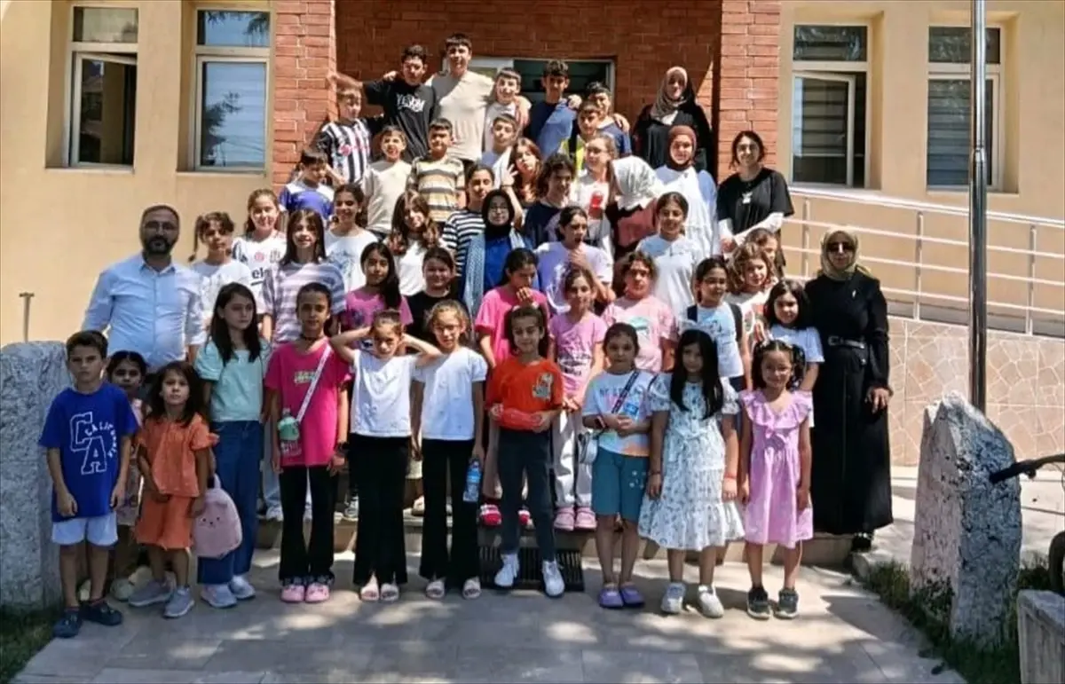 yaz kuran kursu ogrencilerinden kutuphane ziyareti YXONmcyq