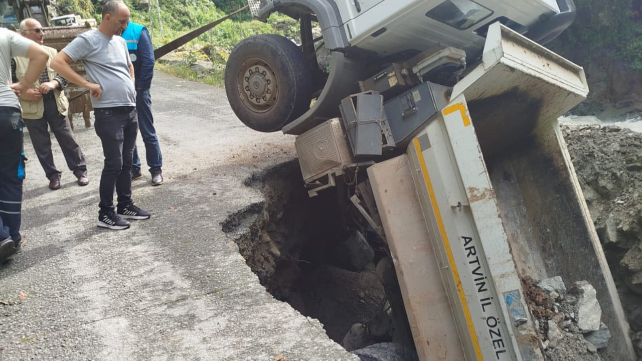 artvinde yol aniden coktu kamyon cukura dustu 14SX26eW