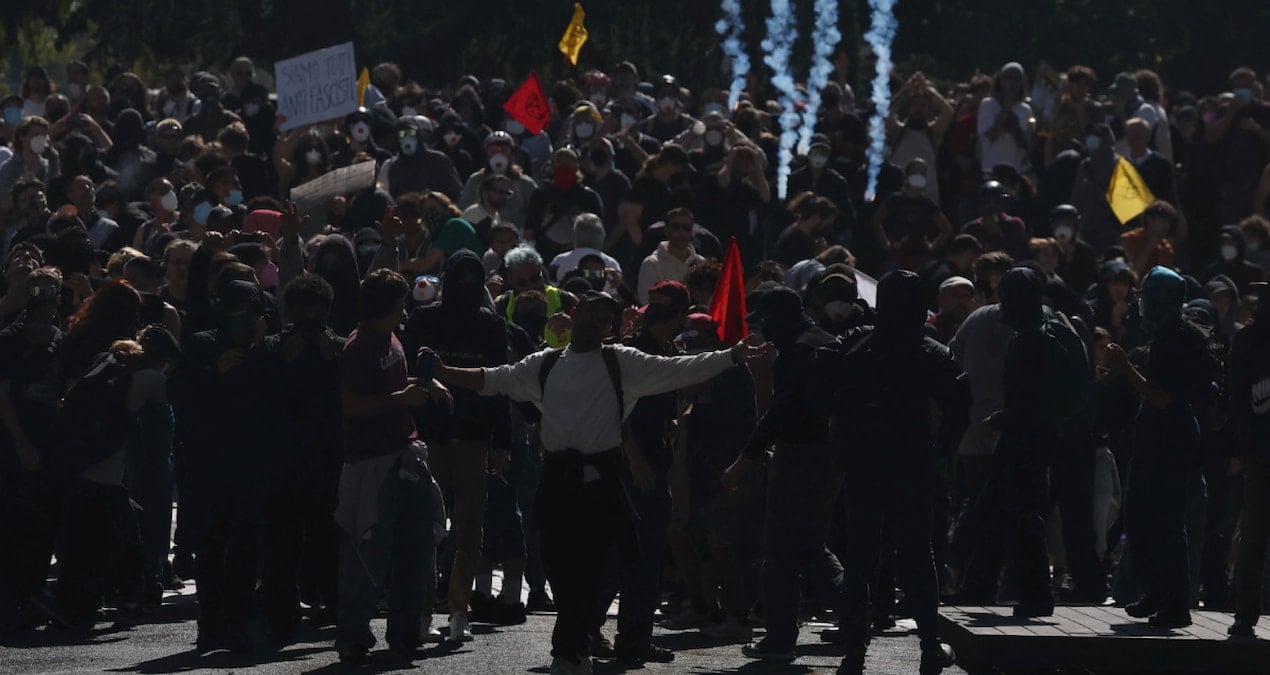 fransada yuzbinler sokaklara cikti sari yelekliler protestolari kucuk kaldi FhZxOsSE