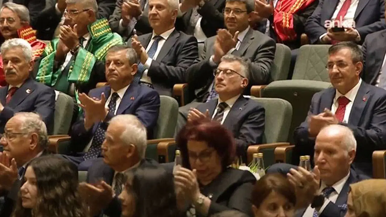 gergin adli yil acilisi cevdet yilmaz salonda oturan ozgur ozeli hedef aldi dHxtnqH8