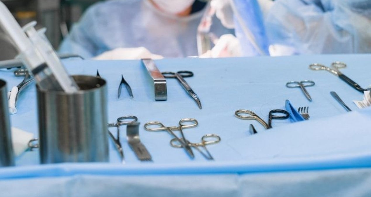 hastalardan bicak parasi aldigi iddia edilen akademisyen gorevinden uzaklastirildi wtEXm8T6