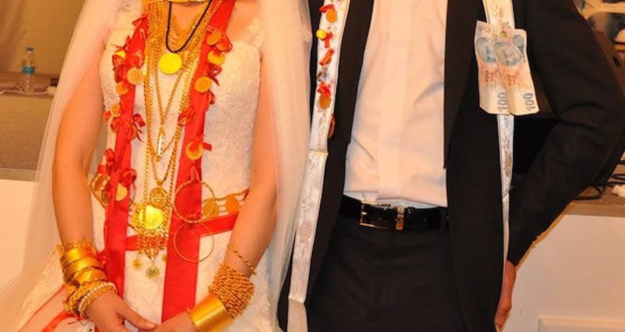 kriz gelenekleri degistiriyor dugunlerde geline altinin yerine takiliyor 6AyZYSlq