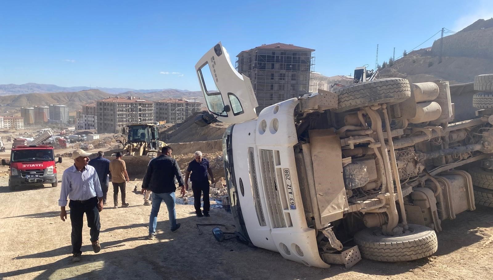 malatyada santiyede kamyon devrildi 1 yarali HxHFXheI