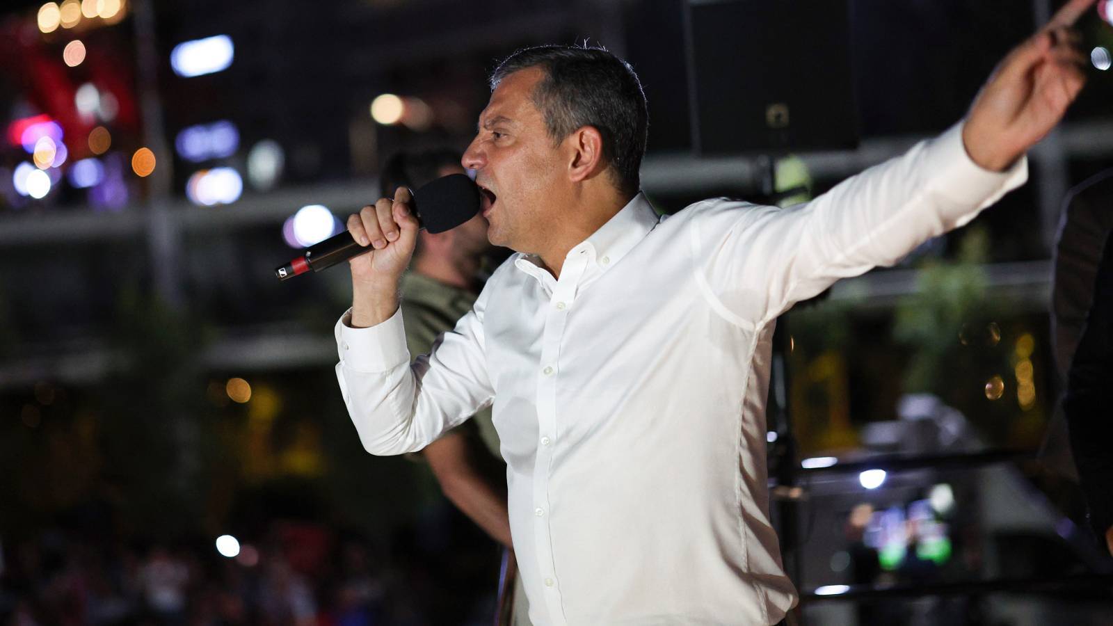 ozgur ozelden karartilmaya tepki tele1in sonuna kadar arkasindayiz pezfNuR3