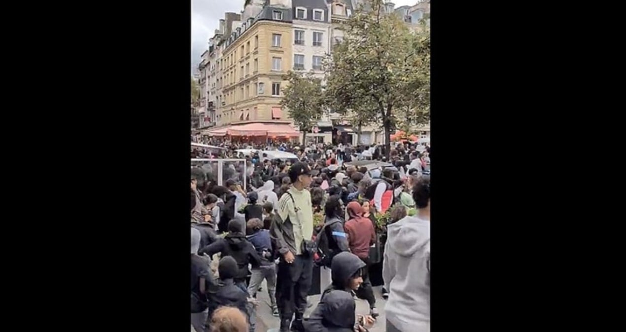 pariste ucretsiz yemek etkinliginde izdiham EONOJbMT