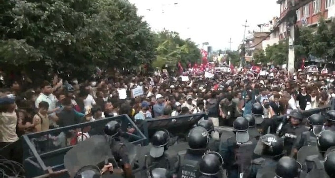 sosyal medyayi kapattilar protestolarin onunu alamadilar basbakan istifa etti g8vFKE1D