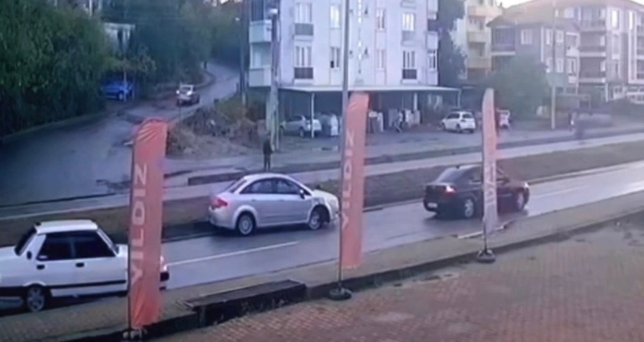 yayaya yol vermek icin duran otomobile carptilar DSrSYnp8