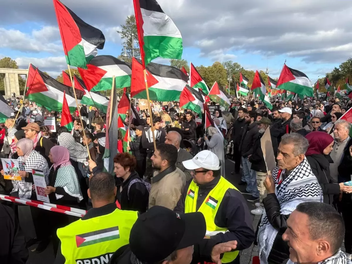 berlinde filistin icin buyuk gosteri 16 bin kisi bir araya geldi xzuzGGBm.jpg