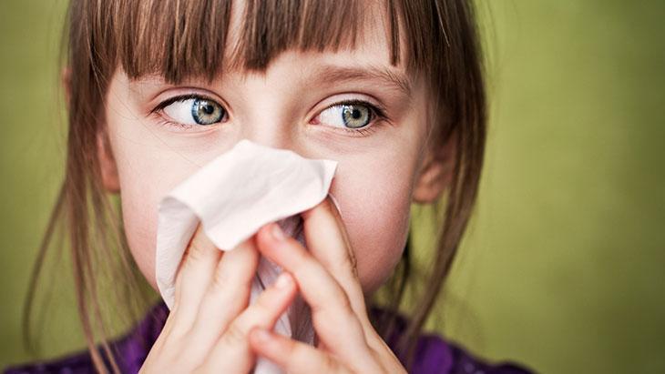 cocuklarda burun akintisi basit bir nezle olmayabilir rengi ve suresi bir alarm jTsVxnn9.jpg