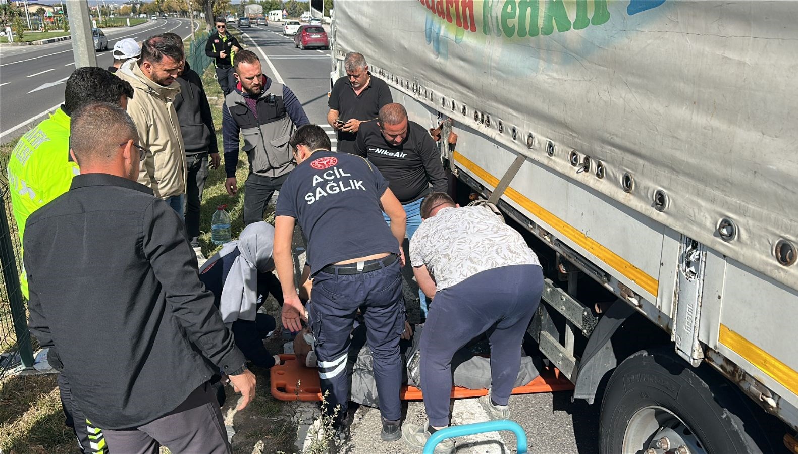 karsiya gecmek isteyen yasli adama tir carpti jubM7k4l.jpg