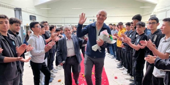 ogrencileri emekli olan ogretmenlerini kirmizi haliyla ugurladi Txj3ygJw.jpg