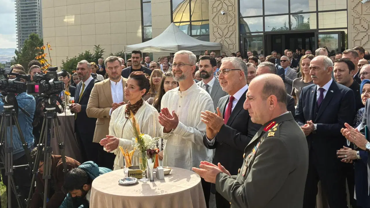 ukrayna bagimsizliginin 34 yilini kutladi turkiyeye bariscil diplomatik girisimleri icin tesekkur ediyoruz IWs43i63.jpg