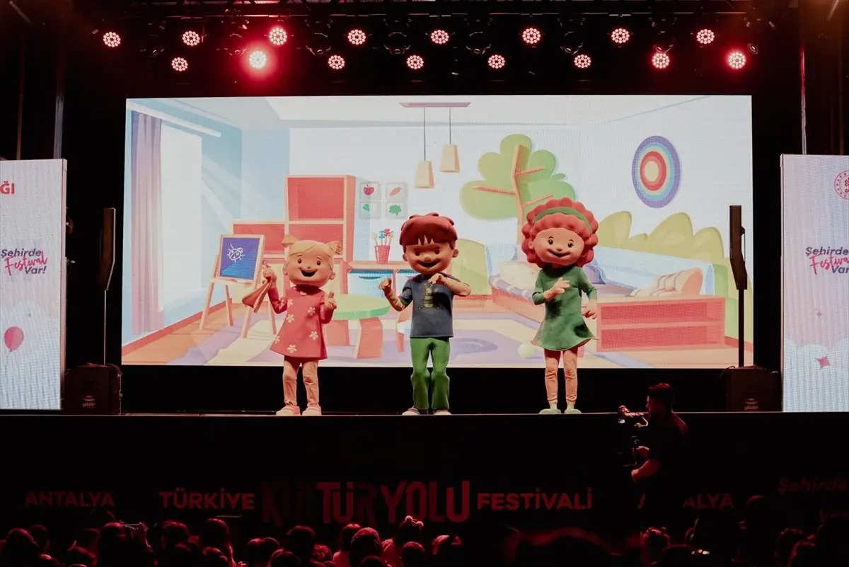 antalya kultur yolu festivali sanatla bulustu YQstnkMS.jpg