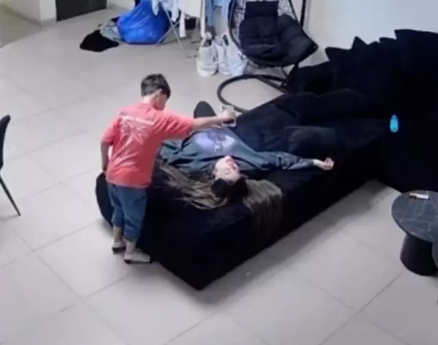 8 Yaşındaki Çocuk, Annesini Panik Ataktan Kurtardı