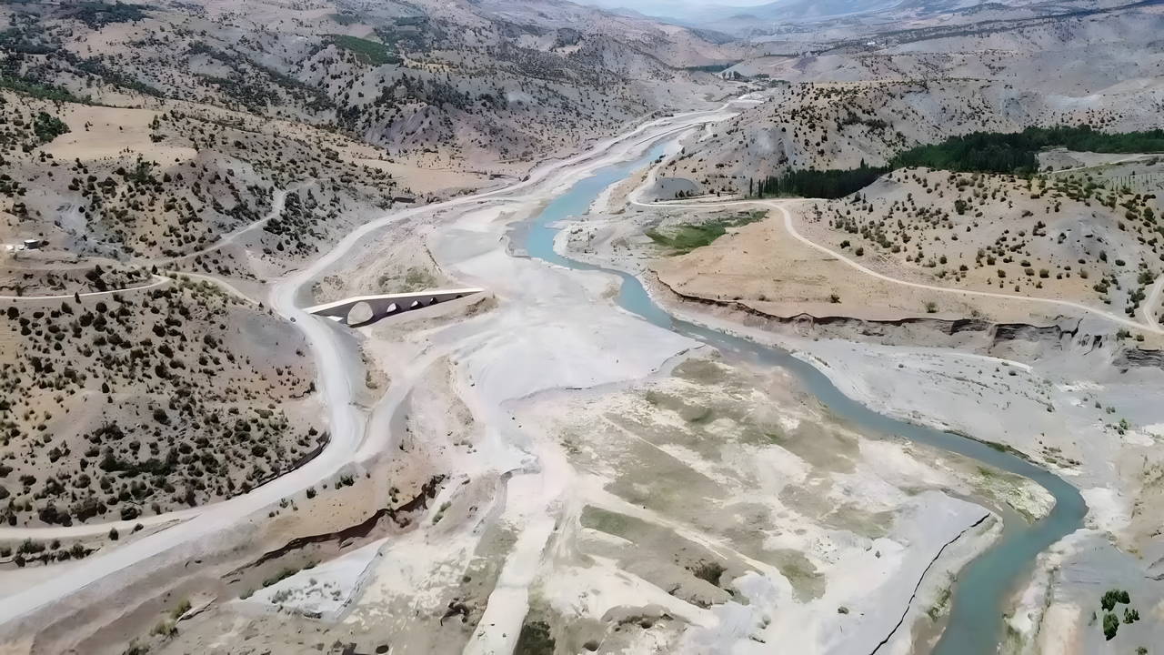 1500 Yıllık Altınlı Köprü, Adıyaman’da Suya Gömüldü