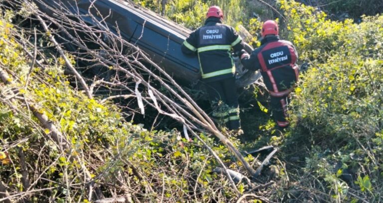 fatsada-trafik-kazasi-sarampole-devrilen-otomobilin-surucusu-yaralandi-7wHbmyka