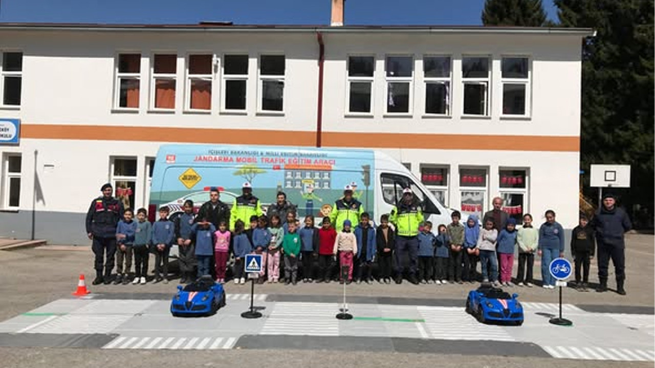 Şalpazarı’ndaki Öğrencilere Jandarma Tarafından Uygulamalı Trafik Eğitimi Veriliyor