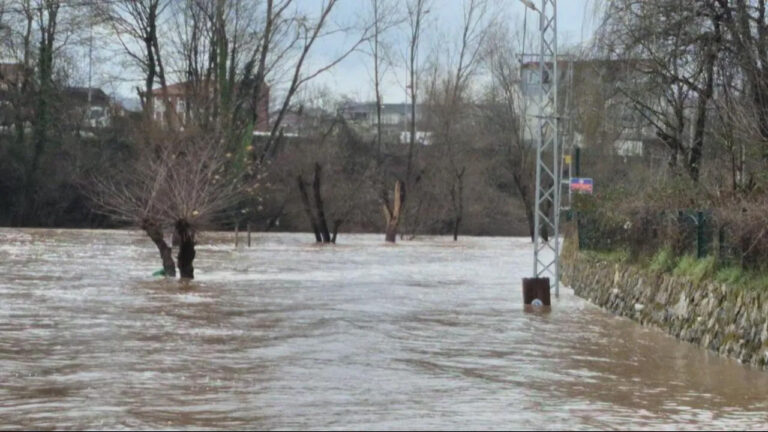 bartinda-irmak-tasti-kara-yolunu-suyla-doldu-J7urRYRX