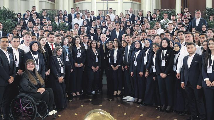 cumhurbaskani-erdogan-19-mayista-genclerle-bir-araya-geldi-sosyal-medya-en-buyuk-sorun-GxfrlntY