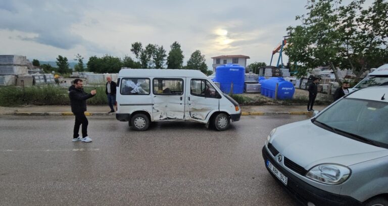 iki-minibusun-karistigi-kazada-11-yarali-lsNQxfZO