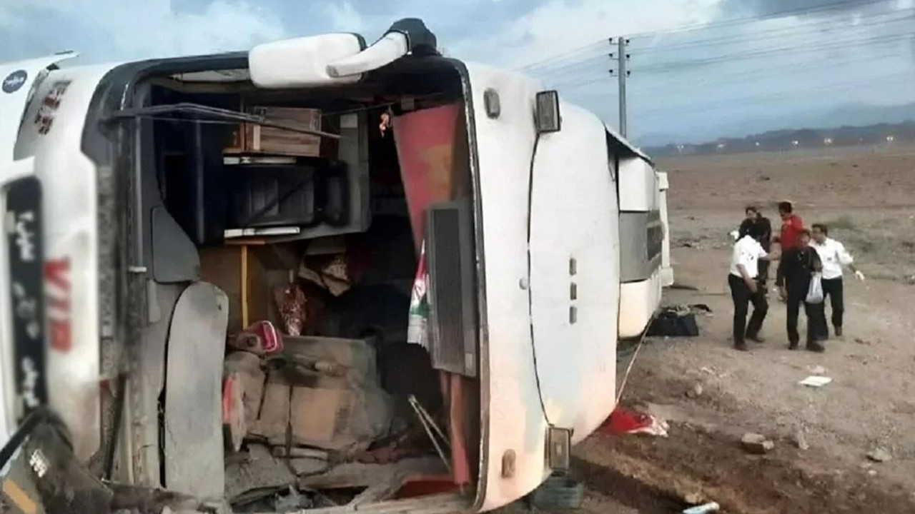 iranda-yolcu-otobusu-devrildi-8-kisi-hayatini-kaybetti-NBxOrf3d