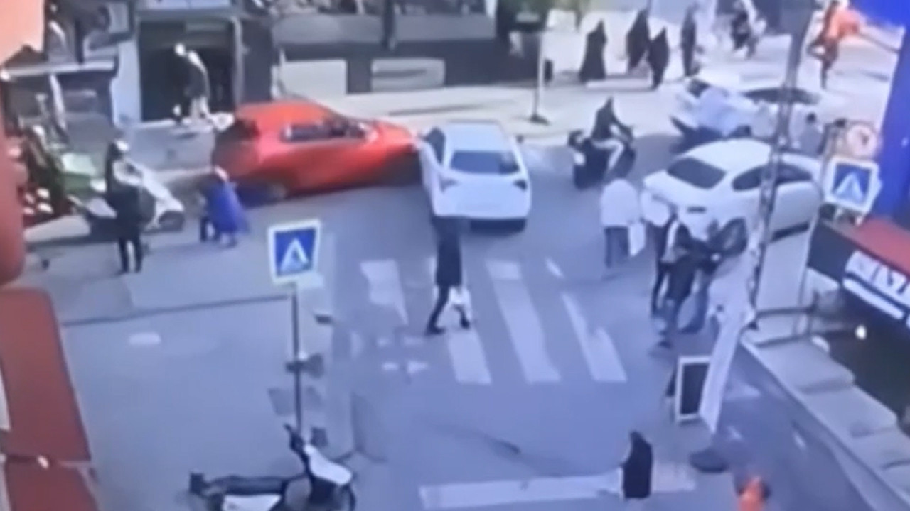 kamera-kayittaydi-fren-yerine-gaza-basti-savruldu-durumcuye-daldi-YFtgS63C